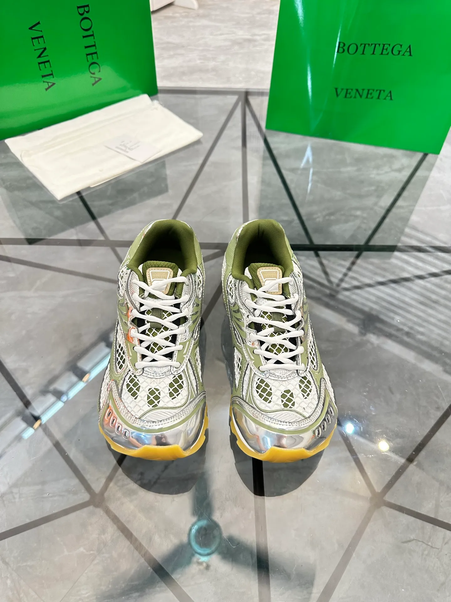 Factory men's shoes 💰: 620💰 (top version) BV Orbit sneakers Wang Yibo's same style couple's dad shoes Runner sneakers, made of lightweight technical mesh fabric. Matched with geometric pattern designed rubber outsole Wang Zha series high version Look for the package craftsmanship The actual height is much higher, but the legs are still slim. Very nice and playable and durable Matching to the standard 💯 Package shoe technology Look for the high version The outsole is made of color-blocked TPU outsole Women's model 35 36 37 38 39 40 41 (40 41 customized) Men's model 38 39 40 41 42 43 44 45. (Customized size 38 45.46) No. H345